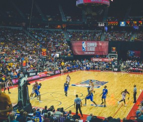 开云体育入口-文班亚马的硬仗法则，当76人铁壁对阵鹈鹕新王，他如何定义唯一性？