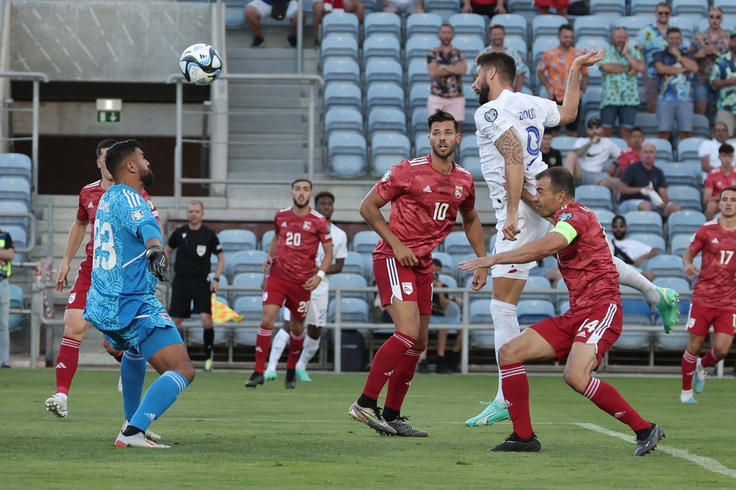 球员表现出色,帮助球队取得胜利 球员表现出色,帮助球队取得胜利