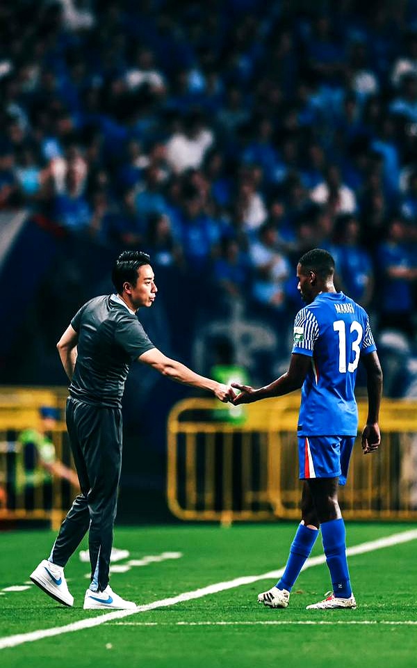 球员表现出色,帮助球队取得胜利 球员表现出色,帮助球队取得胜利