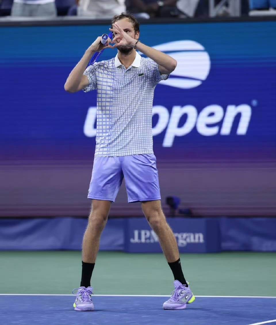 美网碾压法网，梅德韦杰夫带队取胜