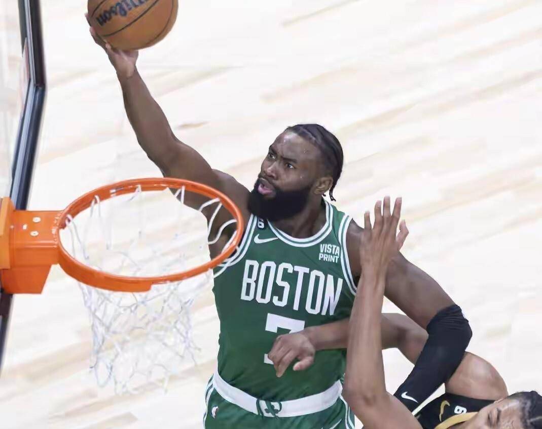 猛龙横扫凯尔特人,汉密尔顿三分雨点燃全场 猛龙横扫凯尔特人,汉密尔顿三分雨点燃全场